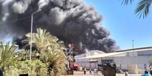 سحب دخان واستنفار شامل، إصابة 15 شخصًا بينهم ضباط إطفاء في حريق مصنع دهانات دمياط الجديدة - بوابة الزهراء