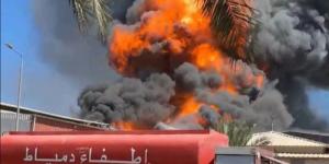 حريق هائل في مخزن دهانات بالمنطقة الصناعية بدمياط وألسنة اللهب تتصاعد إلى السماء - بوابة الزهراء