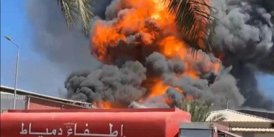 حريق هائل في مخزن دهانات بالمنطقة الصناعية بدمياط وألسنة اللهب تتصاعد إلى السماء - بوابة الزهراء